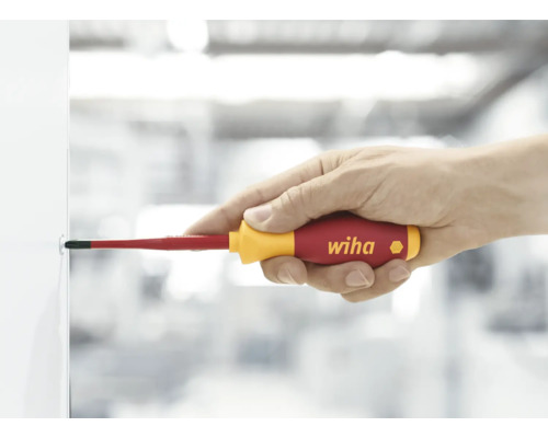 O mână folosește o șurubelniță Wiha.