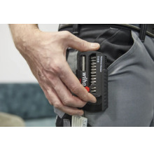 Logo Wiha. Set de biți FlipSelector Standard în buzunarul pantalonilor.