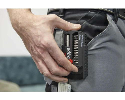 Logo Wiha. Set de biți FlipSelector Standard în buzunarul pantalonilor.