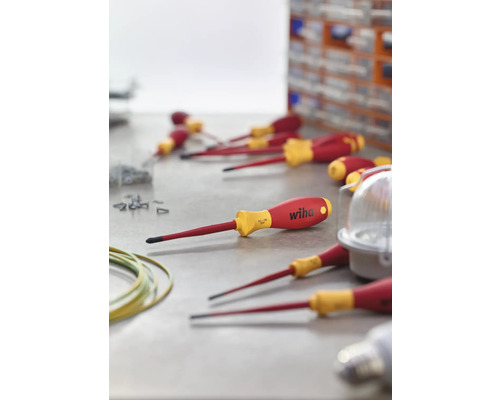 Mai multe șurubelnițe Wiha pe un banc de lucru.