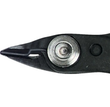 Prim-plan cu clește de tăiat sârmă cu articulație