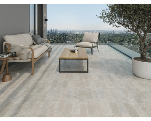 Terasa cu gresie, canapea, fotoliu, măsuță de cafea și copac în ghiveci