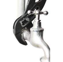 Clește autoblocant pe un robinet de apă