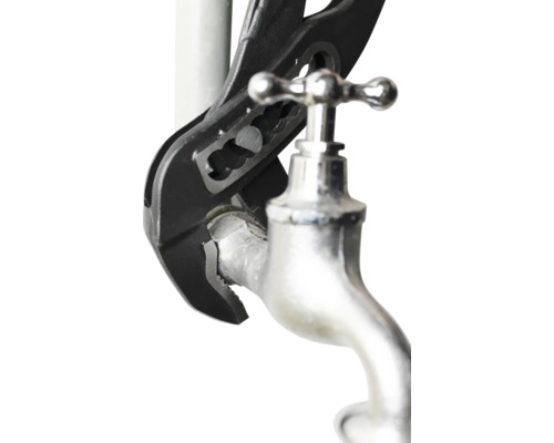 Clește autoblocant pe un robinet de apă