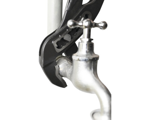 Clește pentru pompă de apă pe un robinet de apă