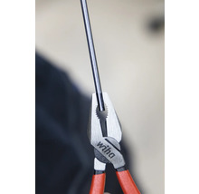 Clește combinat Wiha ține o sârmă.