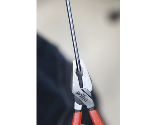 Clește combinat Wiha ține o sârmă.