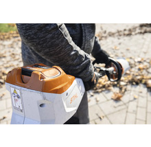 Suflantă de frunze cu acumulator STIHL în uz