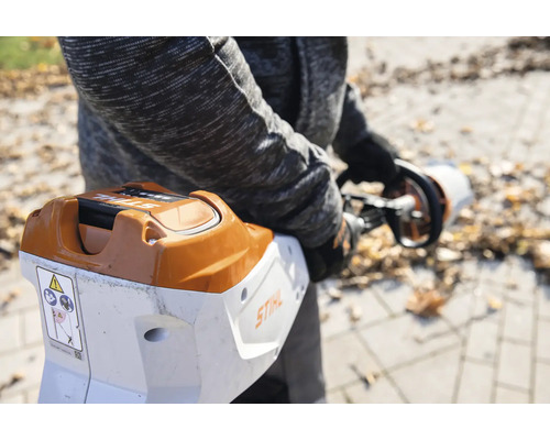 Suflantă de frunze cu acumulator STIHL în uz