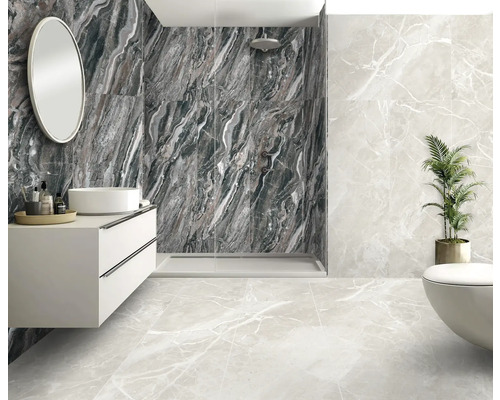 Baie luminoasă cu duș, chiuvetă, oglindă și toaletă