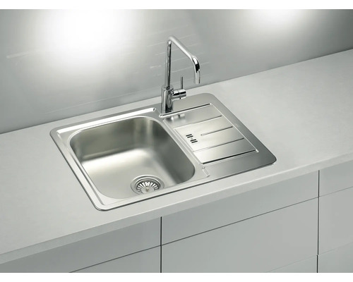 Chiuvetă din oțel inoxidabil cu uscător și robinet pe un blat