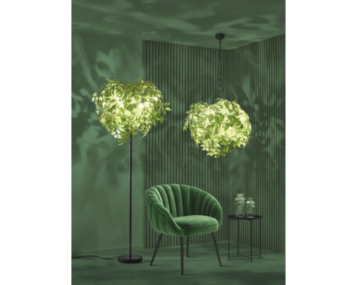 Interior cu lampă de podea și lampă suspendată cu design de frunze, fotoliu și măsuță laterală