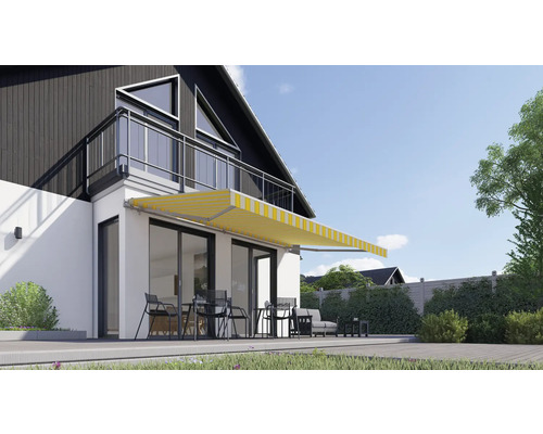 Vedere a casei cu copertină extinsă și mobilier de terasă