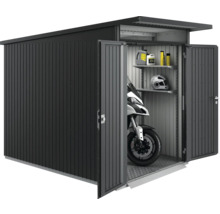 Magazie metalică de grădină cu uși deschise, motocicletă, raft, canistre cu ulei și cască