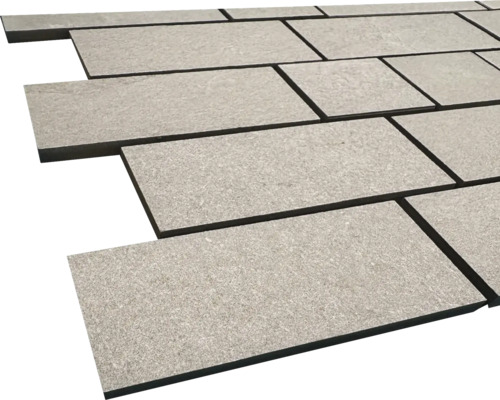 Plăci de terasă gri așezate din piatră.