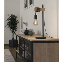 Lampă de masă decorativă din lemn și metal pe un bufet