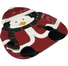 Farfurie în formă de pinguin cu îmbrăcăminte de iarnă