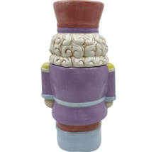 Vedere din spate a unei figurine decorative de spărgător de nuci din ceramică