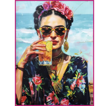 Pictură a unei femei cu flori în păr și ochelari de soare care ține o băutură