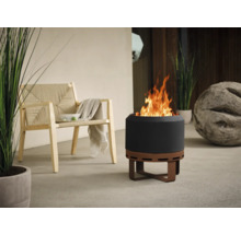 Scenă de terasă cu vatră, scaun și decorațiuni pentru o atmosferă exterioară confortabilă