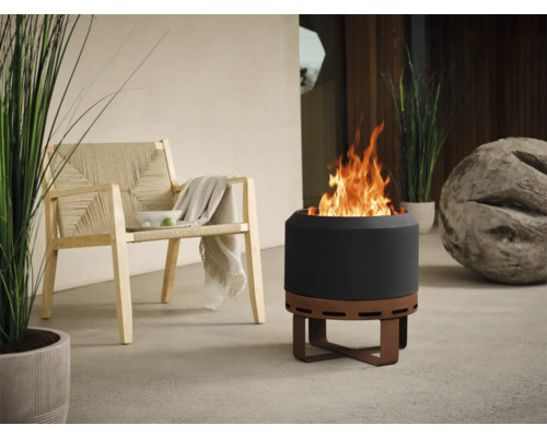 Scenă de terasă cu vatră, scaun și decorațiuni pentru o atmosferă exterioară confortabilă