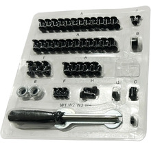 Asortiment de șuruburi și unelte într-un ambalaj transparent din plastic