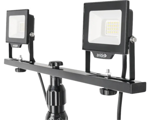 Două proiectoare LED marca Avide pe un trepied
