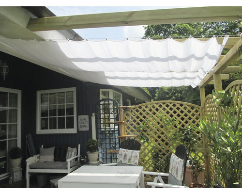 Terasa cu pânză de umbrire, mobilier de grădină și gard din lemn