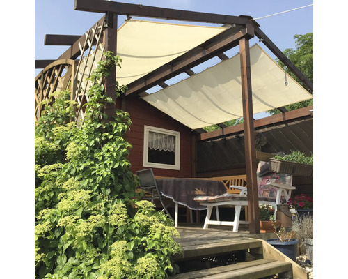 Foișor cu umbrire, plante și mobilier de grădină pe o terasă din lemn