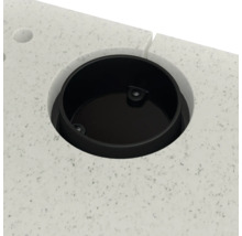 Prim-plan cu o conductă de scurgere neagră într-un blat de lucru deschis la culoare