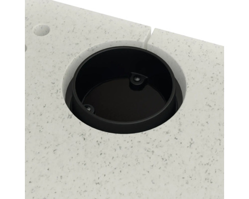 Prim-plan cu o conductă de scurgere neagră într-un blat de lucru deschis la culoare