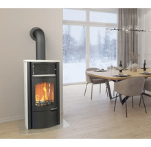 Șemineu într-o sufragerie modernă cu masă și scaune