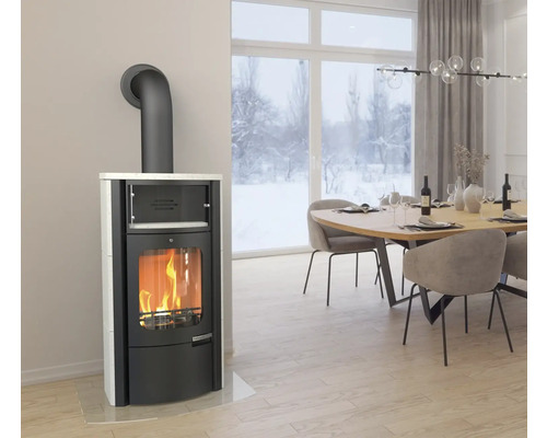 Șemineu într-o sufragerie modernă cu masă și scaune