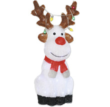 Figurină decorativă ren cu coarne, șir de lumini și fular roșu ca decorațiune de Crăciun.