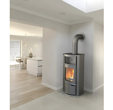 Șemineu gri cu țeavă într-o cameră de zi luminoasă.