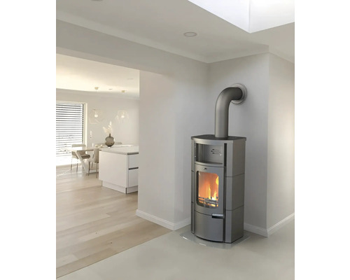 Șemineu gri cu țeavă într-o cameră de zi luminoasă.