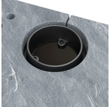 Imagine detaliată a unui canal de scurgere cu aspect de piatră