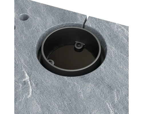 Imagine detaliată a unui canal de scurgere cu aspect de piatră