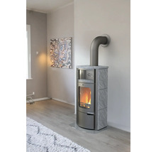 Șemineu în living cu coș de fum