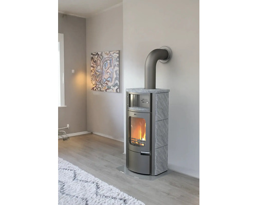 Șemineu în living cu coș de fum