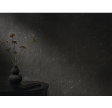 Tapetă decorativă cu aspect de marmură închisă cu dungi fine