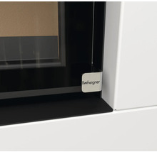 Prim-plan cu șemineu cu logo-ul Rotheigner