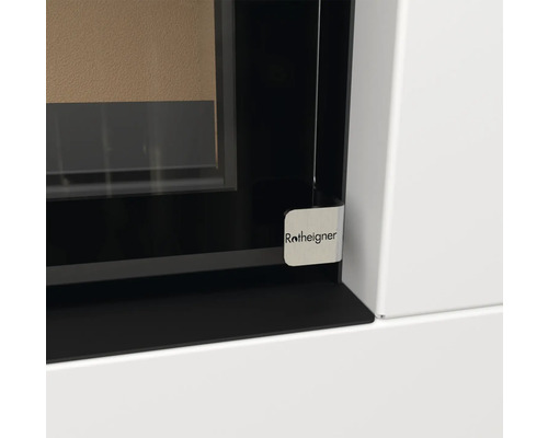 Prim-plan cu șemineu cu logo-ul Rotheigner