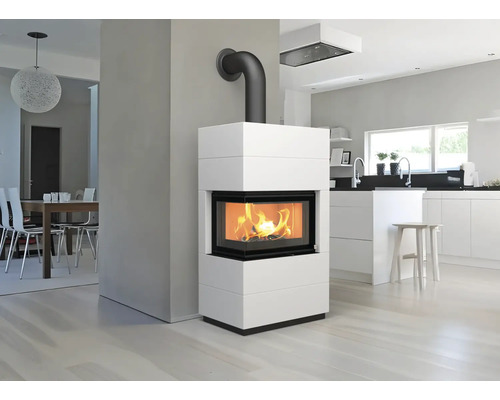 Șemineu modern în living cu bucătărie deschisă și zonă de luat masa