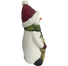 Figurină om de zăpadă cu căciulă, fular și felinar ca decorațiune de Crăciun