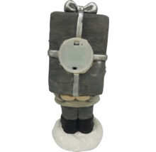 Moș Crăciun decorativ cu cadou și compartiment pentru baterii