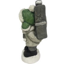 Figurină decorativă de iarnă cu un băiat cu cadou de Crăciun