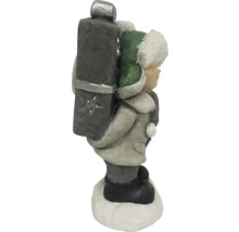 Figurină decorativă băiat cu cadou pentru decorațiuni de Crăciun