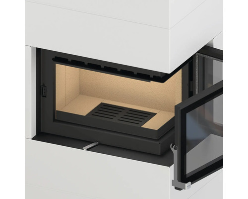 Vizualizare detaliată a unui șemineu cu ușa de sticlă deschisă