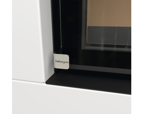 Prim-plan al unui șemineu cu logo-ul Rotheigner.